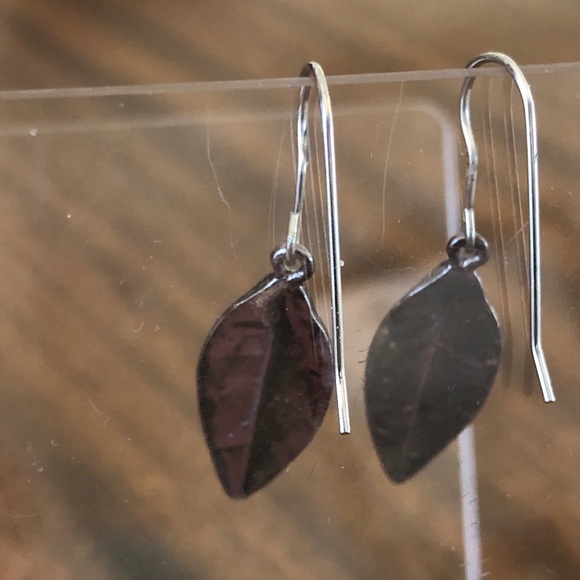 NWOT black closed lock french wire  dimensional leaf earrings - Picture 6 of 12